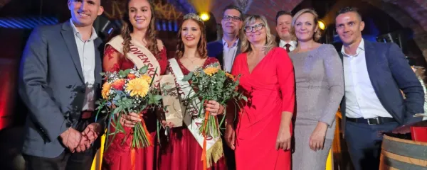 Na skupinski fotografiji iz kleti Vinakoper so (z leve): glavni enolog 
Boštjan Zidar, dosedanja vinska kraljica Julija Jogan, njena 
naslednica Tea Ivančič, koprski župan Aleš Bržan,  predsednica 
društva vinogradnikov slovenske Istre Ingrid Mahnič, boter refoška Marcel Bešter, botra malvazije Lea Sevšek Buterin in direktor 
Vinakopra Borut Fakin. 

