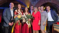 Na skupinski fotografiji iz kleti Vinakoper so (z leve): glavni enolog 
Boštjan Zidar, dosedanja vinska kraljica Julija Jogan, njena 
naslednica Tea Ivančič, koprski župan Aleš Bržan,  predsednica 
društva vinogradnikov slovenske Istre Ingrid Mahnič, boter refoška Marcel Bešter, botra malvazije Lea Sevšek Buterin in direktor 
Vinakopra Borut Fakin. 

