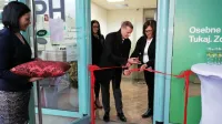Medtem ko ponekod banke zapirajo poslovalnice, jo je  Primorska 
hranilnica  v Ilirski Bistrici odprla na lokaciji,  bliže ljudem. 