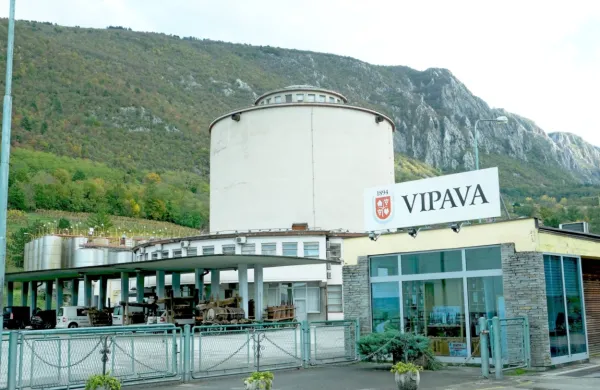 V vipavsko klet, ki deluje že 125 let, avstrijski lastniki tudi vlagajo, 
saj vedo, da je za dobro vino potrebna tudi dobra oprema.