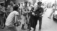 Letizia Battaglia je v svoji 20-letni fotoreporterski karieri za časnik L'ora posnela 
več kot 600.000 fotografij in ovekovečila neštete okrutne zločine sicilijanske 
Cose nostre.