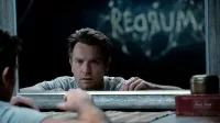 Ewan McGregor je stopil v čevlje Dannyja Torranca, ki se je 
približno 40 let po krvavih dogodkih v hotelu Overlook moral 
ponovno soočiti z lastnimi demoni in travmami iz otroštva.