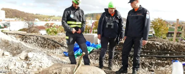 Niti 500-kilogramska letalska bomba ni bila nemogoč zalogaj za slovenske pirotehnike, s čimer se je strinjal tudi namestnik generalnega direktorja Uprave Republike 
Slovenije za zaščito in reševanje (URSZR) Stanislav Lotrič (desno).