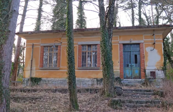 Stavba stare menze sredi gozda Cirje  v Komnu bi bila primerna za 
marsikaj, a njeno rabo ovira prav zavarovani gozd okoli nje.