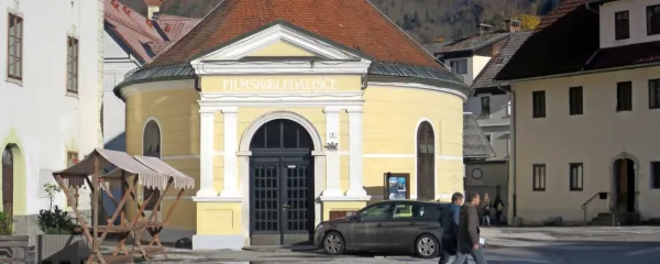 Najstarejša ohranjena gledališka stavba na Slovenskem stoji v 
Idriji.


