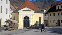 Najstarejša ohranjena gledališka stavba na Slovenskem stoji v 
Idriji.

