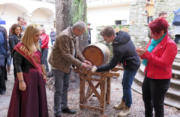 Komenski župan Erik Modic je tako v družbi kraljice terana Nuše 
Živec in podžupanje Alenke Tavčar odprl sodček mladega vina. 