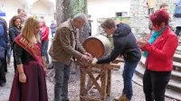 Komenski župan Erik Modic je tako v družbi kraljice terana Nuše 
Živec in podžupanje Alenke Tavčar odprl sodček mladega vina. 