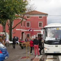 Tudi v Dutovljah se je čez dan veliko dogajalo. Poleg odprtih kleti 
in ponudbe vin so ponujali tudi kraške dobrote. Od vasi do vasi so 
se mnogi obiskovalci podali kar z avtobusom.