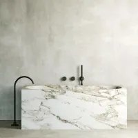 Monumentalna marmorna kad z minimalistično pipo iz kolecije 
Stereo, ki jo je za Quadro design oblikoval Luca Papini. 