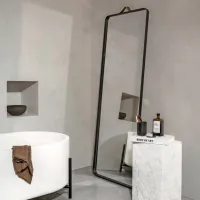 Kad na kovinskih nožicah in - zakaj pa ne - ogromno ogledalo. 
Funkcionalni minimalizem studia Norm za znamko Menu.