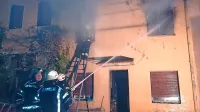 Gasilci so požar pogasili, vendar so zublji notranjost hiše povsem uničili.