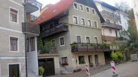 Lastniki ene bolje urejenih rudarskih hiš, že v turistični funkciji, so se po svetovanju odločili, da ji bodo vrnili značilno belo apneno 
fasado. 