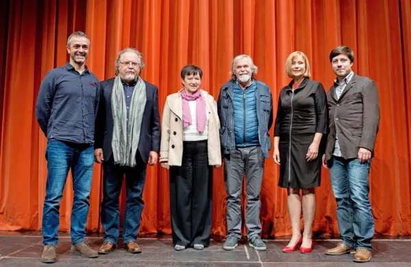 Postojnske premiere so se udeležili ustvarjalci in sodelujoči pri 
filmu Voda in njena moč  (z leve) Danijel Cek, Aleksander Kušlan in  
Milojka Primc ter pri filmu Naravna dediščina ob Veliki vodi Daniel 
Rojšek, Alenka Furlan Čadež in Manuel Tomšič. 