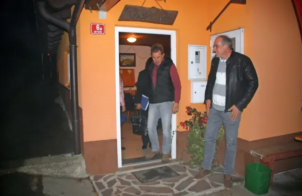Na zahtevo predsednika KS Rodik Gregorja Mihlja (prihaja skozi vrata) so na Artvžah novinarjem 
zaprli vrata v vaški dom.