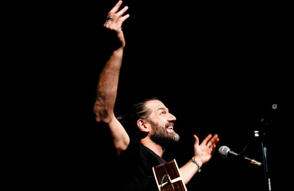 Matevž Šalehar - Hamo: “Običajno  staviš na določene komade, da 
bodo radijsko bolj uspešni. Če se zgodi ravno obratno, da so 'B 
singli' na koncertih bolj prepevani, meni kar srce poje.” 