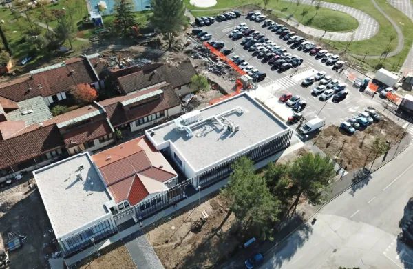 Na fotografiji se vidi dokončan del novega zdravstvenega doma, ob njem pa stari del, ki ga te dni 
rušijo. 