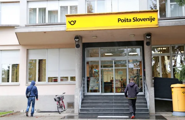 Poštne poslovalnice so včeraj bolj ali manj samevale.