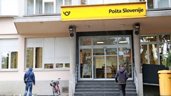 Poštne poslovalnice so včeraj bolj ali manj samevale.