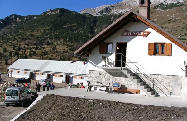 Na planini Razor in bližnji planinski koči upajo, da bodo v 
prihodnje cesto uredili  tudi od Stadorja do planine Podkuk. 
