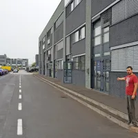  Aljoša Pahor pravi, da je zelo moteče, ko vozniki težke tovornjake 
vsak dan ustavljajo pred vhodi v pisarne in jih po možnosti med 
postankom pustijo še prižgane. 