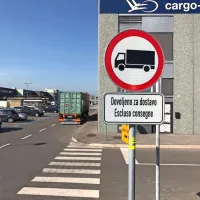 Na odseku plačljivega parkirišč, kjer je vstop težkim tovornjakom 
prepovedan,  ti prav vsak dan vozijo mimo pisarn in tukaj tudi 
ustavljajo.