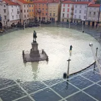 Tartinijev trg v Piranu je bil zjutraj še vedno pod vodo.