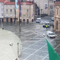 Tartinijev trg v Piranu je bil zjutraj še vedno pod vodo.