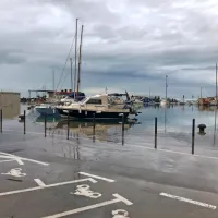 Izola, danes okrog 8. ure. Morje spet grozi, da bo poplavilo 
mandrač.