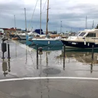 Izola, danes okrog 8. ure. Morje spet grozi, da bo poplavilo 
mandrač.