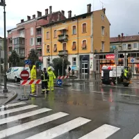 Izola, danes okrog 8. ure. Za promet so zaprli Sončno nabrežje.