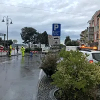 Izola, danes okrog 8. ure. Za promet so zaprli Sončno nabrežje.