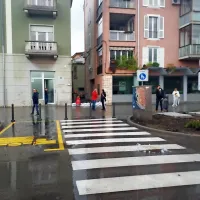 Dostop do Ljubljanske ulice v Izoli so morju preprečili z vrečami 
peska.