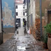 Nekateri prebivalci izolskega starega mestnega jedra so svoje 
domove, kleti in druge nepremičnine zaščitili z vrečami.