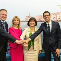 Minister za gospodarstvo Zdravko Počivalšek, direktorica STO Maja Pak, državna sekretarka na gospodarskem ministrstvu Eva Štravs 
Podlogar in predstavnik Michelina Romain Perrier (z leve) prihod Michelinovega vodnika v Slovenijo vidijo kot izjemno priložnost za 
slovenski turizem.
