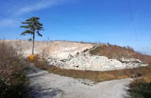 V kamnolomu Laže  želi Kolektor CPG  predelovati šestkrat več gradbenih odpadkov in  ga razširiti za 
18 hektarjev, krajani pa ocenjujejo, da je premalo omilitvenih ukrepov proti prahu in hrupu. 