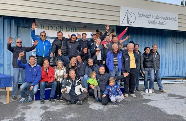  Izurjen organizacijski ustroj JK Burja se želi preizkusiti tudi z 
izvedbo SP veteranov razreda finn leta 2023 ali 2024. 