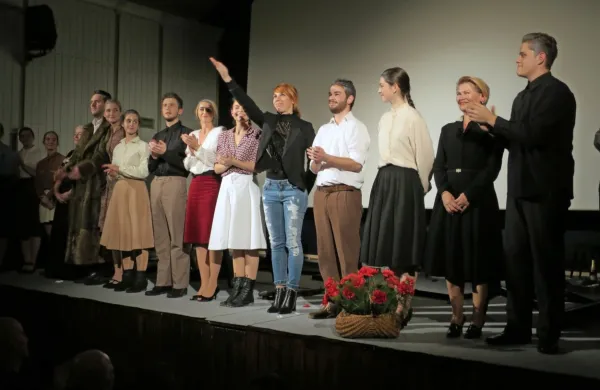 Režiserka in dramaturginja Ana Kržišnik Blažica (z dvignjeno roko) in igralci, ki so z avtorsko igro botrovali gledališkemu prazniku.