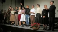 Režiserka in dramaturginja Ana Kržišnik Blažica (z dvignjeno roko) in igralci, ki so z avtorsko igro botrovali gledališkemu prazniku.