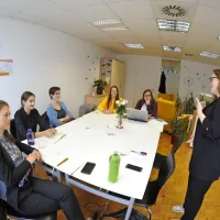 Nastja Volk in Tereza Hladnik (tretja in četrta z leve), ki sodelujeta 
v projektu Primorski pospešek, med pogovorom s Tino Kastelic in 
Nino Kocbek iz kadrovske agencije Kompetenca.  