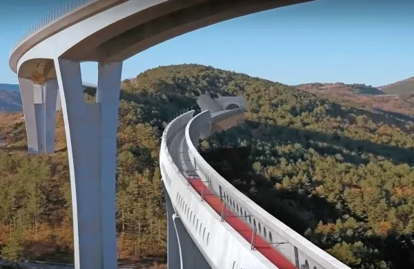 Simulacija 452 metrov dolgega viadukta Gabrovica, ki se bo 
približal avtocestnemu viaduktu Črni Kal. Tako kot avtocestnega je 
tudi železniškega zasnoval Marjan Pipenbaher. 