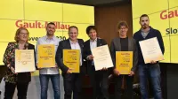 Bratov Vračko (Denk in Mak) ni bilo v Ljubljano, njuni priznanji sta 
pridržala Mira Šemič in njun predstavnik (skrajno desno), med 
njima pa so (z leve) Igor Jagodic (Strelec), Jure Tomič (Debeluh), 
Tomaž Kavčič (Pri Lojzetu) in Valter Kramar (Hiša Franko).