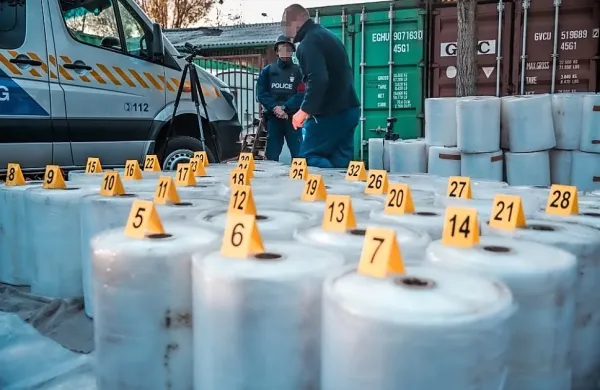 Kolute s plastično folijo so madžarski policisti zložili in označili s 
številkami. 