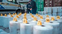Kolute s plastično folijo so madžarski policisti zložili in označili s 
številkami. 
