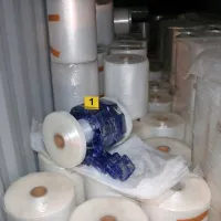 Za plastmi plastične folije so bili skriti zavoji s heroinom. V zabojniku je bilo skupno kar 1421 zavojev,  
težkih približno 730 kilogramov 