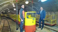 Rumeno-rdeči vlakci so poseben simbol jame, zato kljub tehnološkim novostim ohranjajo podobo, sta povedala predsednik 
upravnega odbora Postojnske jame Marjan Batagelj (desno) in 
vodja voznikov Samo Dolenc.