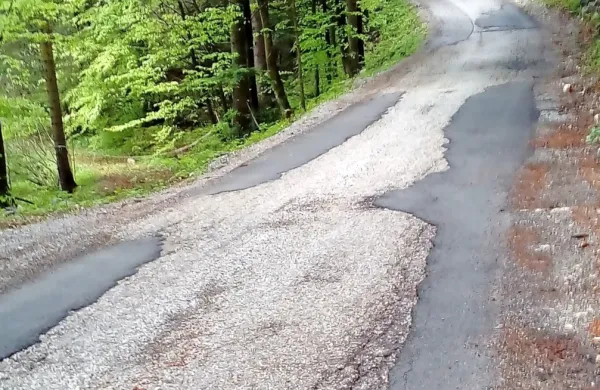 Lokalna cesta Vodice-Col si komajda še zasluži tako ime. 