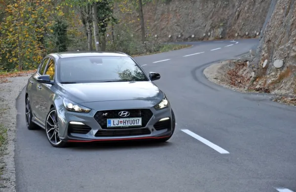 Hyundai se je z modelom i30 N ponosno postavil ob bok nemški in 
francoski konkurenci. Izjemen športnik, ki za razliko od tekmecev 
ponuja tudi dovolj zmerno ceno.