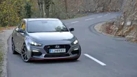 Hyundai se je z modelom i30 N ponosno postavil ob bok nemški in 
francoski konkurenci. Izjemen športnik, ki za razliko od tekmecev 
ponuja tudi dovolj zmerno ceno.