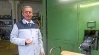 Robert Vuga, ki se vsaj enkrat ne teden odpravi v proizvodnjo, je 
po več desetletjih od 800 zaposlenih uspel izvabiti aplavz.